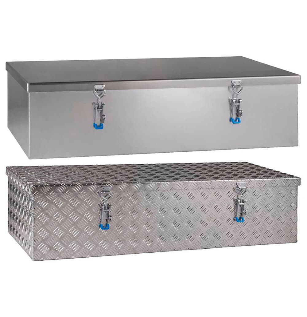 2 Aluminium Staukästen. 1 x glatt 1x gerifelt mit je 2 blauen Spannverschlüssen